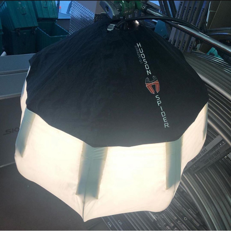 MOZZIE accessory - HUDSON SPIDER + Westcott 43" Deep Silver Umbrella